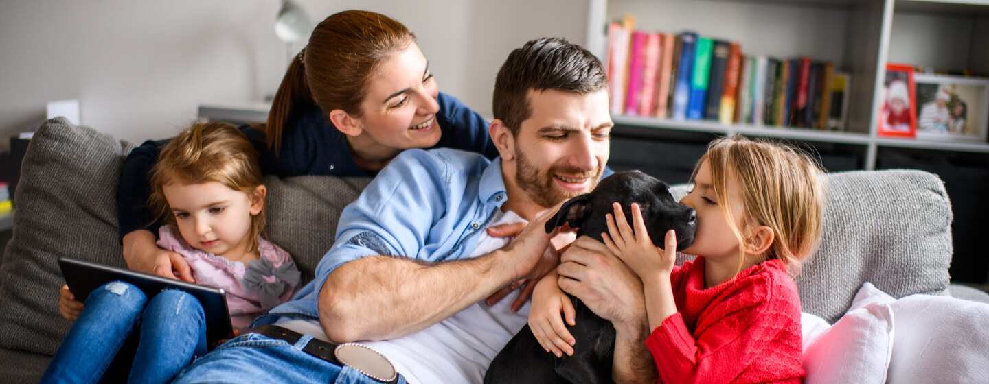 Hund mit seiner Familie