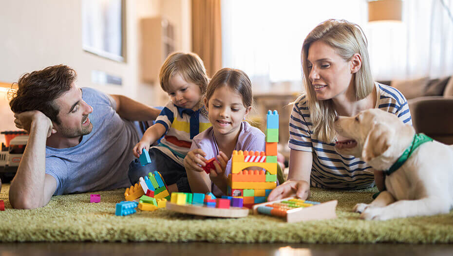 Familie und Kinder mit Labrador-Welpen