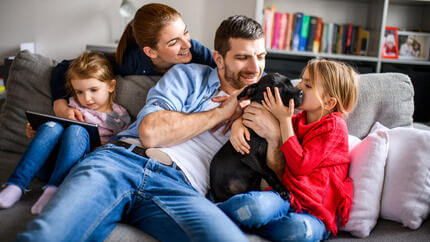 Hund mit seiner Familie