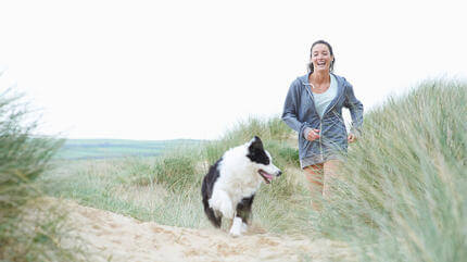 Hund am Strand mit Herrchen