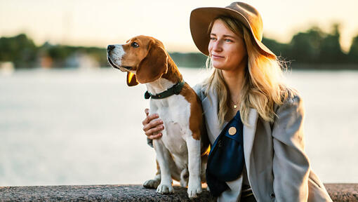 Frauen mit Beagle in der Nähe des Flusses