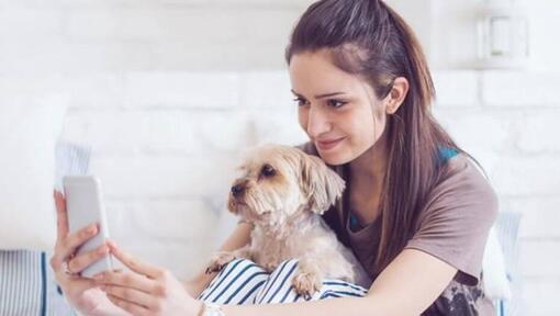Frau macht ein Selfie mit Hund