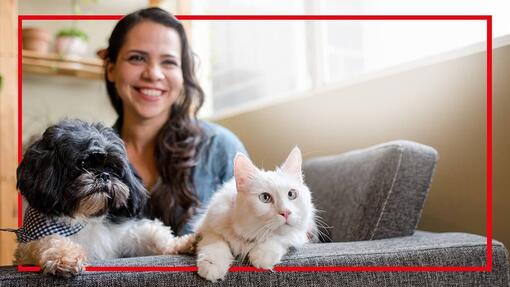 Frau mit Hund und Katze