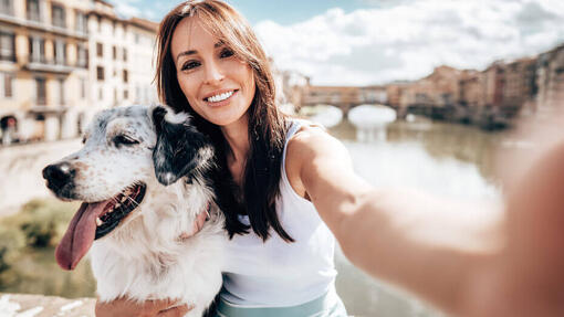 Hund und Frau in Italien